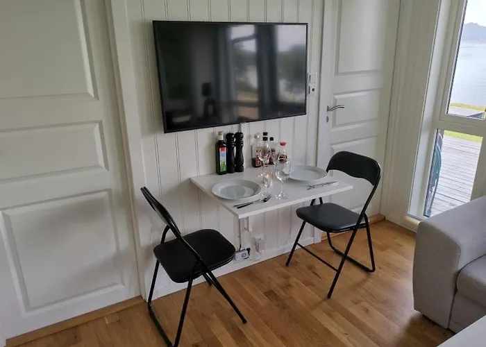 Ved Sjoen Tomra